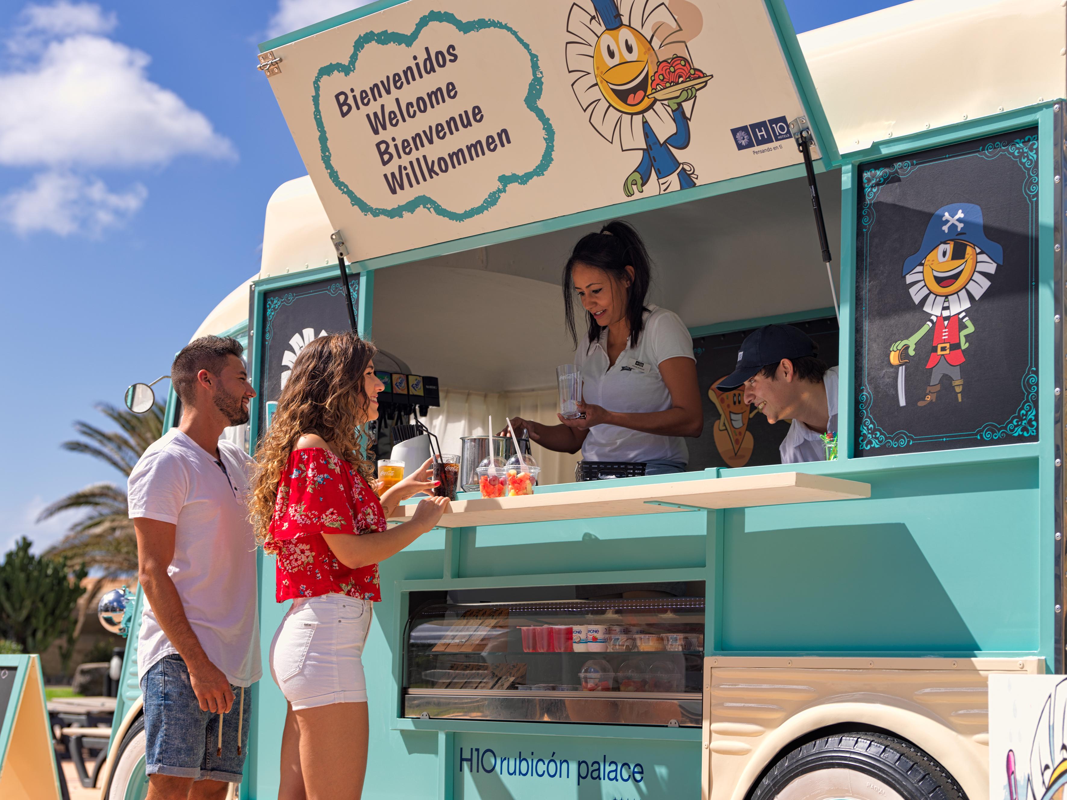 H10 Rubicon Horizons Collection (Adults Only) Hotel Playa Blanca  Bagian luar foto Food truck in Benidorm, Spain