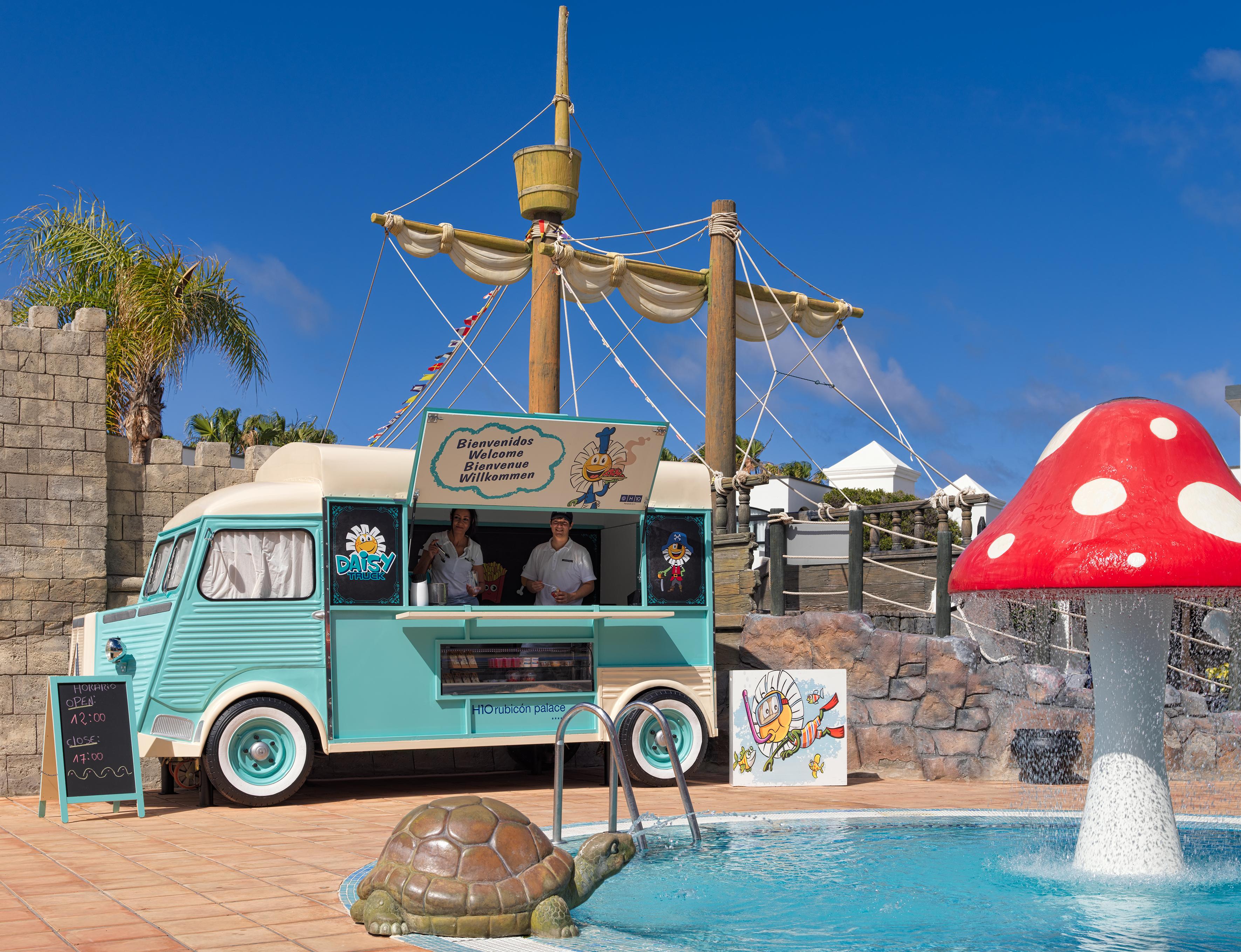 H10 Rubicon Horizons Collection (Adults Only) Hotel Playa Blanca  Bagian luar foto A Citroën HY at the Siam Park, Tenerife