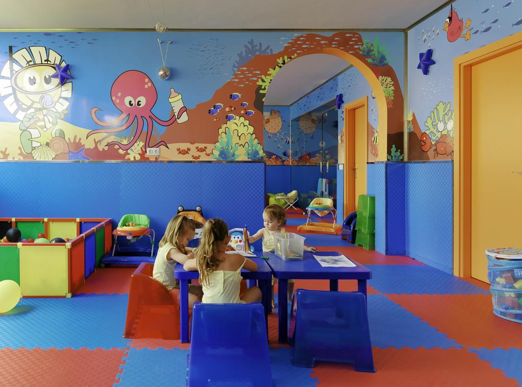 H10 Rubicon Horizons Collection (Adults Only) Hotel Playa Blanca  Bagian luar foto A nursery in Italy