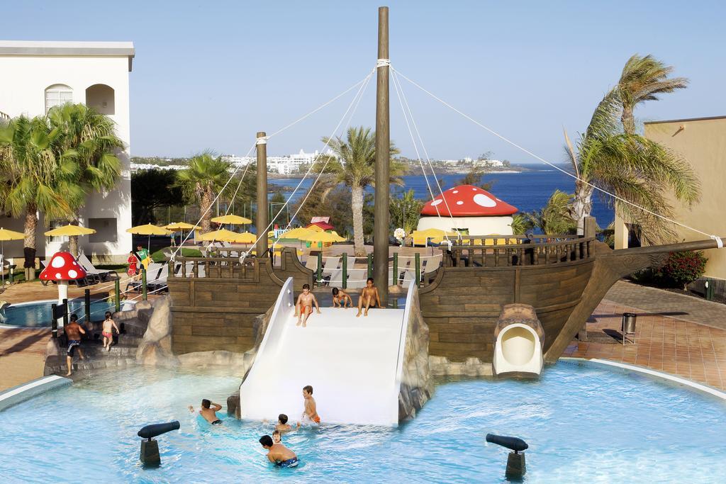 H10 Rubicon Horizons Collection (Adults Only) Hotel Playa Blanca  Bagian luar foto The pirate ship at the water park